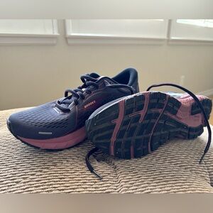 Brooks Athletic Shoes - Smokey gray with rose trim